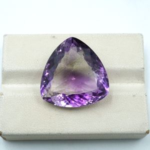 Piedra Preciosa de Amatista Natural en Forma de Triángulo de 22.30 Quilates - Product Image 1