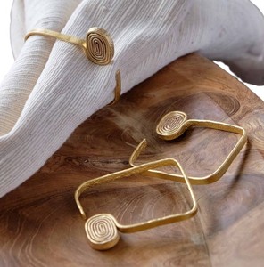Anillos de Servilleta Ondulados de Latón Dorado Hechos a Mano para Bodas, Hogares y Hoteles, Lujosos Porta Servilletas Metálicos para Vajilla de Boda Antigua - Product Image 5