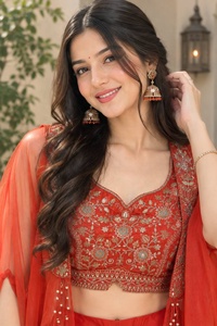 Dernière collection de blouses et d'ensembles dhoti pour femmes, pour mariage et fêtes, d'un fournisseur et exportateur indien. - Product Image 3