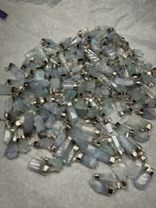 Colgante de Cristal de Aguamarina Pulido con Base Plateada - Forma Irregular, Amuleto de Moda, Regalo Empresarial - Product Image 4