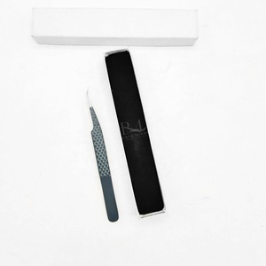 Pince à épiler pour extensions de cils en acier inoxydable, pointe argentée et revêtement noir brillant, angle de 45 degrés / Emballage en boîte carton - Product Image 5