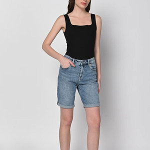 Shorts Bermuda de Mezclilla de Cintura Alta con Cinturón, Corte Regular, Color Azul Lavado, Shorts Casuales para Mujer - Product Image 4