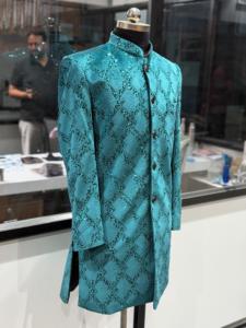 Sherwani pour homme bleu sarcelle avec motif diamanté à paillettes, coupe classique, longueur genou, tenue traditionnelle indienne et pakistanaise pour mariage - Product Image 2