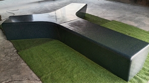 Banco de Fibra de Vidrio Negro en Forma de Y de KNT Creations, Resistente, Acabado Mate Clásico, Impermeable, para Interiores y Exteriores - Product Image 6