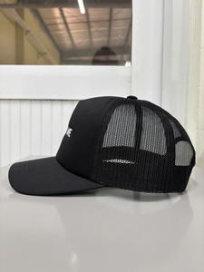 Casquettes de camionneur en mousse noire de haute qualité avec broderie 2D personnalisée, pré-courbées et ajustables, fabriquées au Vietnam - Product Image 2