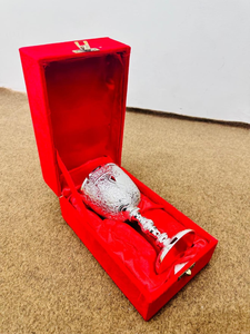 Copa de Vino con Grabado de Corazón Plateado, con Intrincado Diseño Botánico y Estuche de Regalo de Terciopelo Rojo, Elegante Copa con Tallo - Product Image 4