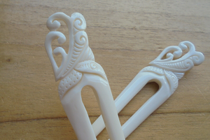 Pasador de Pelo Personalizado con Diseño de Hueso |   Palillo para el Cabello Tallado a Mano, Disponible para OEM - Product Image 4