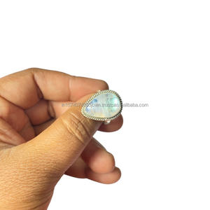 แหวนเงินแท้ 925 ทำมือสำหรับผู้หญิง ประดับพลอยมูนสโตนสีน้ำเงินไฟรุ้ง ทรงคลาสสิก ฝังแบบ Bezel เหมาะสำหรับงานแต่งงานและงานเลี้ยง - Product Image 3