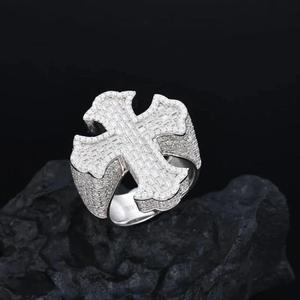 Bague Croix Hip Hop de Luxe en Argent Sterling 925 Sertie de Moissanite Taille Émeraude VVS1 pour Femme et Homme, Bijoux Fins - Product Image 4