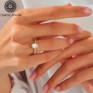 Bague de fiançailles Charm_Jewells pour femme en argent plaqué or 18 carats avec moissanite taille coussin, sertissage à griffes, style classique, certifiée IGI, 3g - Product Image 5