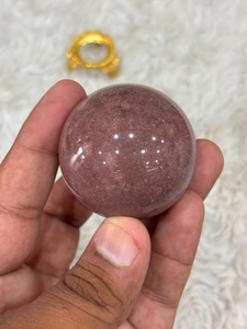 Esfera de cuarzo fresa con inclusiones rojo rosado, profundidad translúcida, textura brillante, forma redondeada y cristal cautivador - Product Image 4