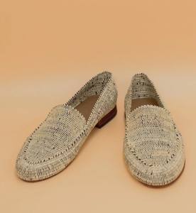 รองเท้าโลฟเฟอร์สานมือสีดำและสีธรรมชาติสำหรับผู้ชาย รองเท้าช่างฝีมือชาวโมร็อกโก - Product Image 3