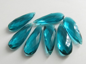 Perles en verre soufflé facettées en forme de goutte d'eau bleu paon, calibrées 30x10mm, paire assortie, trou de 0,50mm, marque PMEGEMSBEADS - Product Image 5