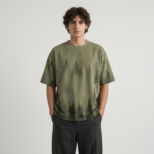 เสื้อยืดโอเวอร์ไซส์สีเขียวมะกอกสำหรับผู้ชาย พิมพ์ลายต้นสนในป่าหมอก ดีไซน์แนวธรรมชาติ ลุควินเทจ - Product Image 1