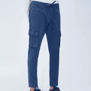 Jogging cargo légers et respirants pour homme, style utilitaire multi-poches pour un look moderne. - Product Image 2