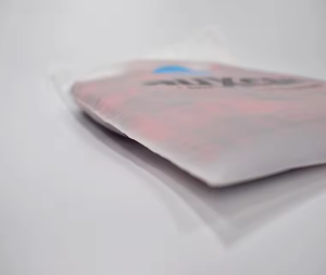 Bolsas de Plástico Mate Esmerilado al por Mayor con Cierre Superior y Logotipo Personalizado para Empaque de Ropa - Product Image 2