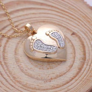 จี้รูปหัวใจลายเท้าเด็กประดับเพชรเลี้ยงในห้องปฏิบัติการที่ได้รับการรับรองจาก IGI ทำจากทองคำ 18K จี้แทนความรักของแม่และลูก - Product Image 4