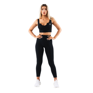 Débardeur OT Slit Tank pour femme, coupe ajustée et courte, noir, extensible, effet sculptant, pour la gym, le yoga, le sport et le quotidien, style premium. - Product Image 2