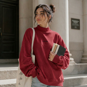 Sudadera roja de cuello alto para mujer, con estampado de letras personalizado, manga larga, hombros caídos, extragrande, 100% algodón, cuello simulado frontal. - Product Image 1