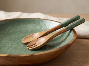 Bol en bois de manguier émaillé vert menthe – Plat de service en bois texturé à motif écaille pour salades et collations - Product Image 5