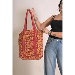 Sac fourre-tout Kantha floral fait main, sac à bandoulière vintage en coton, réutilisable, durable, unisexe, pour les courses et le quotidien - Product Image 3