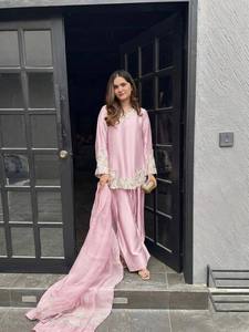 Ensemble élégant de kurta en soie crêpe brodée avec palazzo farshi et dupatta en filet – Prêt-à-porter - Product Image 3