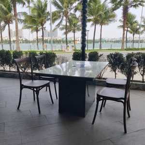 Chaise en plastique moulé de couleur marron, style X-Back, une chaise confortable et fiable pour des expériences culinaires. - Product Image 2