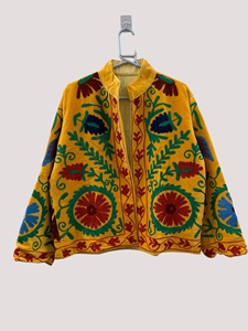 Veste en velours brodée Suzani faite à la main pour femmes, manteau d'hiver bohème de luxe, vêtement d'extérieur court traditionnel ethnique à fleurs - Product Image 1