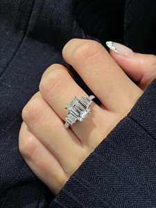 Bague en argent 925 original avec moissanite taille émeraude 2 carats, éclatante et somptueuse, idéale pour un mariage, un anniversaire ou comme cadeau pour elle. - Product Image 3