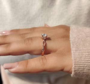 Anillos de Compromiso de Moissanita Cultivada en Laboratorio de Primera Calidad, Corte Brillante Redondo de 1 Quilate, Sin Níquel, Sin Plomo, Oro Sólido Clásico, Venta al Por Mayor - Product Image 2