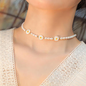 Collier en perles d'eau douce naturelles simples et polyvalent pour femmes avec un design de chaîne de clavicule de haute qualité en forme de marguerite - Product Image 3