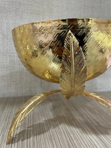 Hermoso tazón decorativo con diseño martillado en oro, ideal para frutos secos, dulces, exhibición en mesa de comedor y servicio en fiestas, procedente de la India. - Product Image 6