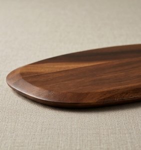 Planche à découper ovale en bois de manguier teinté noyer avec poignée intégrée - Product Image 5