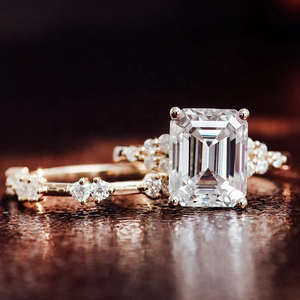 Bague de fiançailles de luxe à trois pierres taille émeraude, certifiée IGI, en or 14K 18K, style vintage, avec diamant de laboratoire - Product Image 6