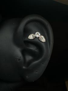 Pendientes de diamante cultivado en laboratorio Florence Pear en oro de 14K, estilo gótico, para tragus, hélix, con base plana, delicados, joyería fina para mujer. - Product Image 2