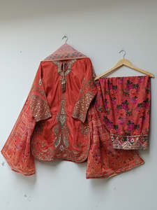 Ensemble 3 pièces Kameez Shalwar en soie avec dupatta 35 pouces, longueur genou, pour femme, élégant, broderie et sequins, infroissable, coupe ample - Product Image 5