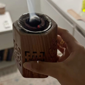 Brûleur d'encens en bois artisanal de forme hexagonale avec des sculptures géométriques, rehaussez votre espace avec cette élégante pièce d'aromathérapie - Product Image 3