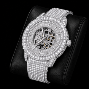 Reloj de pulsera de lujo con esfera plateada con incrustaciones de piedras y correa brillante para hombre - Product Image 1