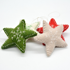 Adornos Navideños de Fieltro Hechos a Mano, Diseño de Copo de Nieve Verde, Rojo, Rosa y Blanco, Decoraciones Navideñas Tradicionales, Textiles Artesanales Colgantes - Product Image 1