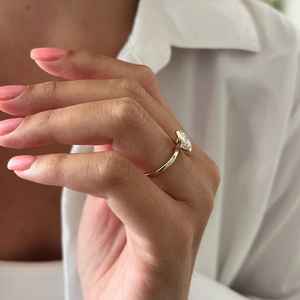 Bague de fiançailles élégante en or jaune massif avec diamant moissanite taille hexagonale de 1,0 carat, sertie clos, bijoux raffinés pour femme - Product Image 4