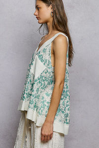 Camiseta sin mangas con cuello en V y bolsillo frontal POL Floral - Product Image 3