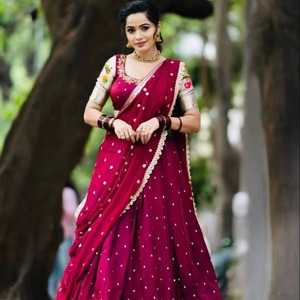 Suministro al por mayor de ropa étnica de diseñador, conjunto de lehenga listo para usar para mujeres con elegante trabajo de bordado. - Product Image 5