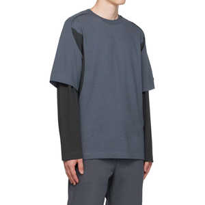 Camiseta de hombre con doble capa de manga corta gris oscuro y mangas interiores largas negras, cuello redondo, estilo casual y urbano - Product Image 2