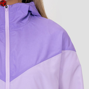 Conjunto deportivo de 2 piezas para mujer, chaqueta con capucha y cremallera y pantalones cortos, conjunto ligero para atletismo. - Product Image 3