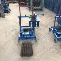 Une machine à fabriquer des briques mobile multifonctionnelle capable de produire divers types de blocs de béton et de briques de pavage.