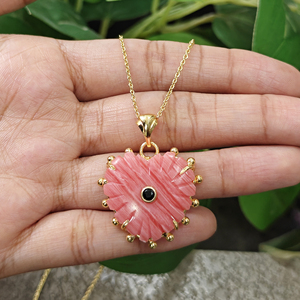 Collar de cadena chapado en oro de 18k con colgante de corazón tallado a mano de rodocrosita sintética y circonita negra para mujer, venta al por mayor de joyería - Product Image 2
