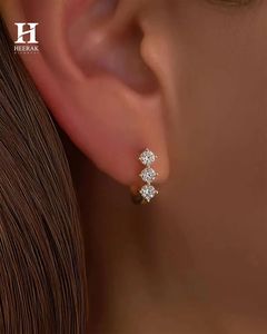 Pendientes Huggie de Oro de 14K con Tres Diamantes, Fabricante de Joyería Fina de Lujo - Product Image 6
