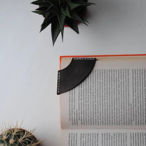 Marcador de página hecho a mano con forma de hoja de arce en cuero para diarios, agendas y colecciones de lectura, a la venta a precio de mayoreo. - Product Image 5