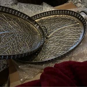 Ensemble de plateaux ovales en métal uniques avec motif d'arbre à l'intérieur et poignées festonnées, idéal pour paniers-cadeaux et service d'accueil. - Product Image 6