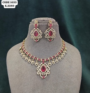 Ensemble collier et boucles d'oreilles élégants en rose pastel et ornés de pierres AD, en forme de goutte royale, pour femmes - Product Image 3